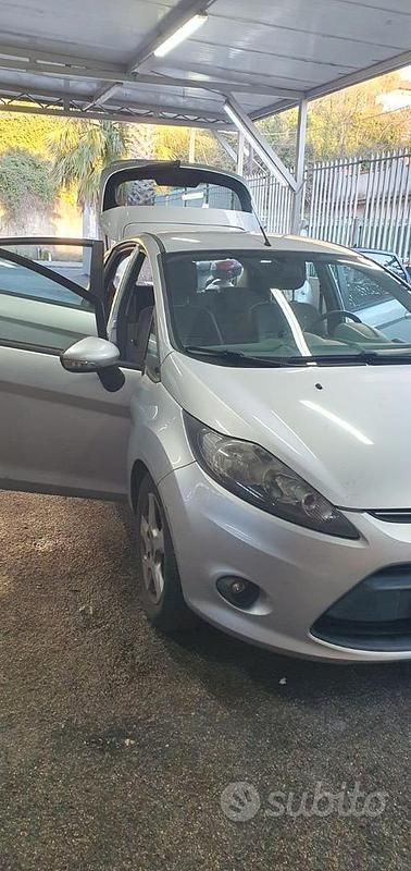 Usata Ford Fiesta 80 CV (58 kW) 2011 Grigio Berlina