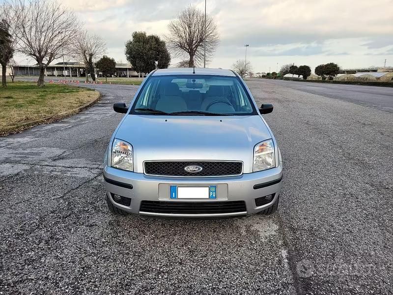 Usata Ford Fusion 68 CV (50 kW) 2003 Grigio Utilitaria