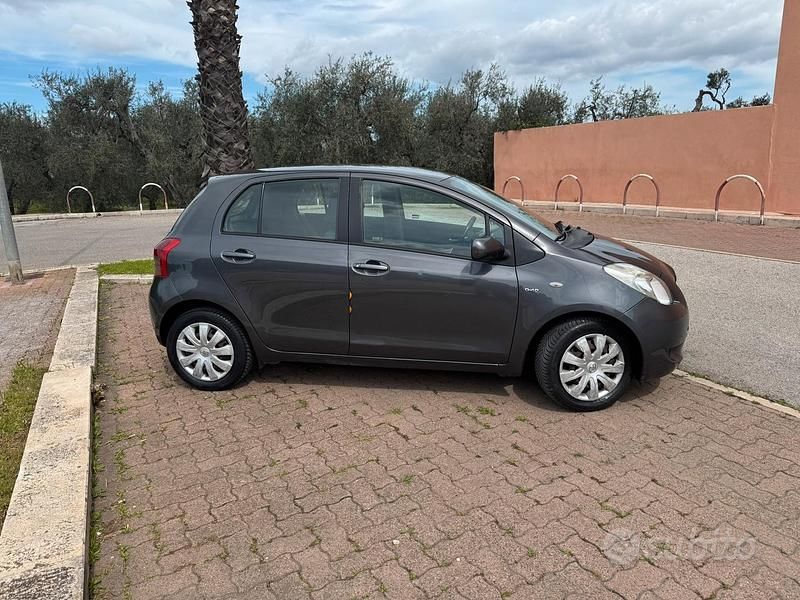 Usata Toyota Yaris 90 CV (66 kW) 2008 Grigio Utilitaria