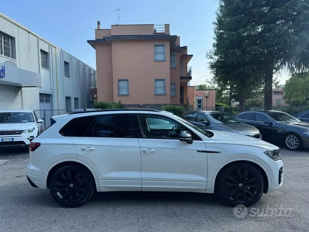 Usata VW Touareg R-line 231 CV (169 kW) 2023 Bianco SUV