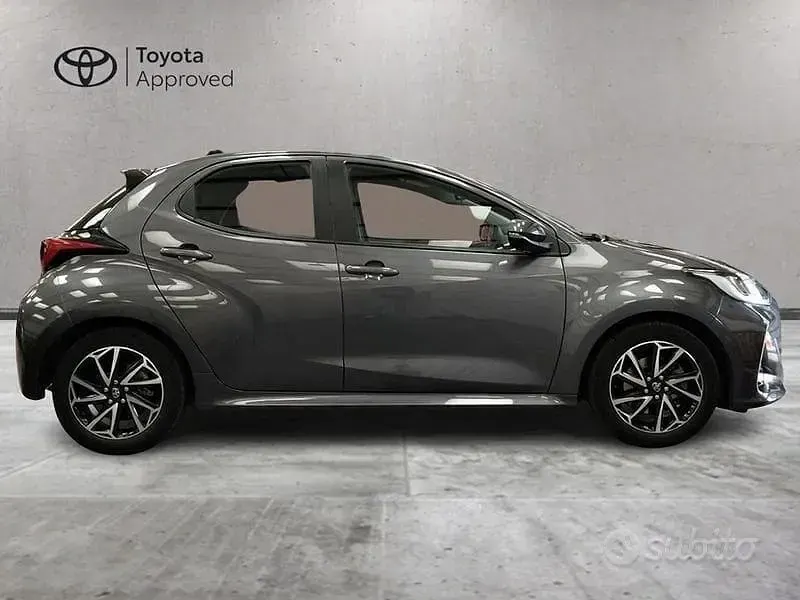 Usata Toyota Yaris Hybrid Trend 116 CV (85 kW) 2022 Grigio Berlina