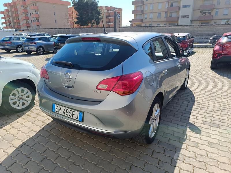 Usata Opel Astra 110 CV (80 kW) 2013 Grigio Berlina