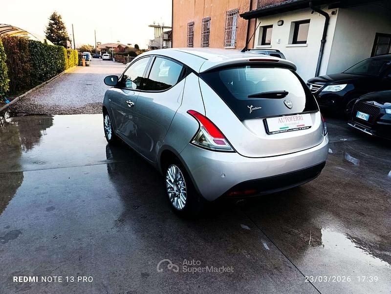 Usata Lancia Ypsilon Platinum 69 CV (50 kW) 2016 Argento Utilitaria