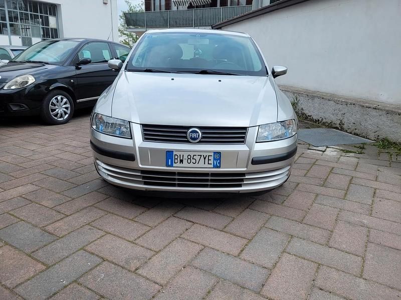 Usata Fiat Stilo Active 103 CV (75 kW) 2002 Oro Berlina