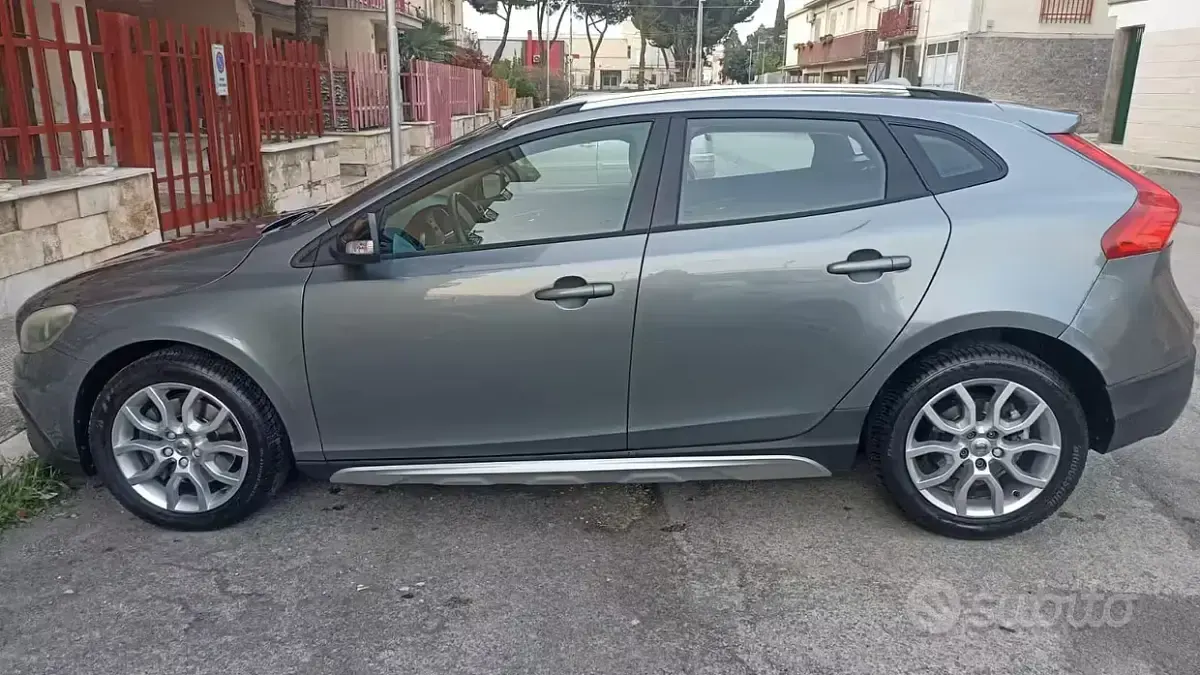 Usata Volvo V40 120 CV (88 kW) 2016 Grigio Berlina