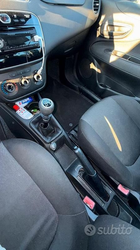 Usata Fiat Punto Lounge 69 CV (50 kW) 2015 Blu Utilitaria