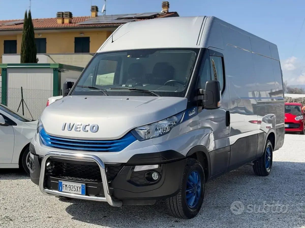 Usata Iveco Daily 136 CV (100 kW) 2018 Grigio Berlina