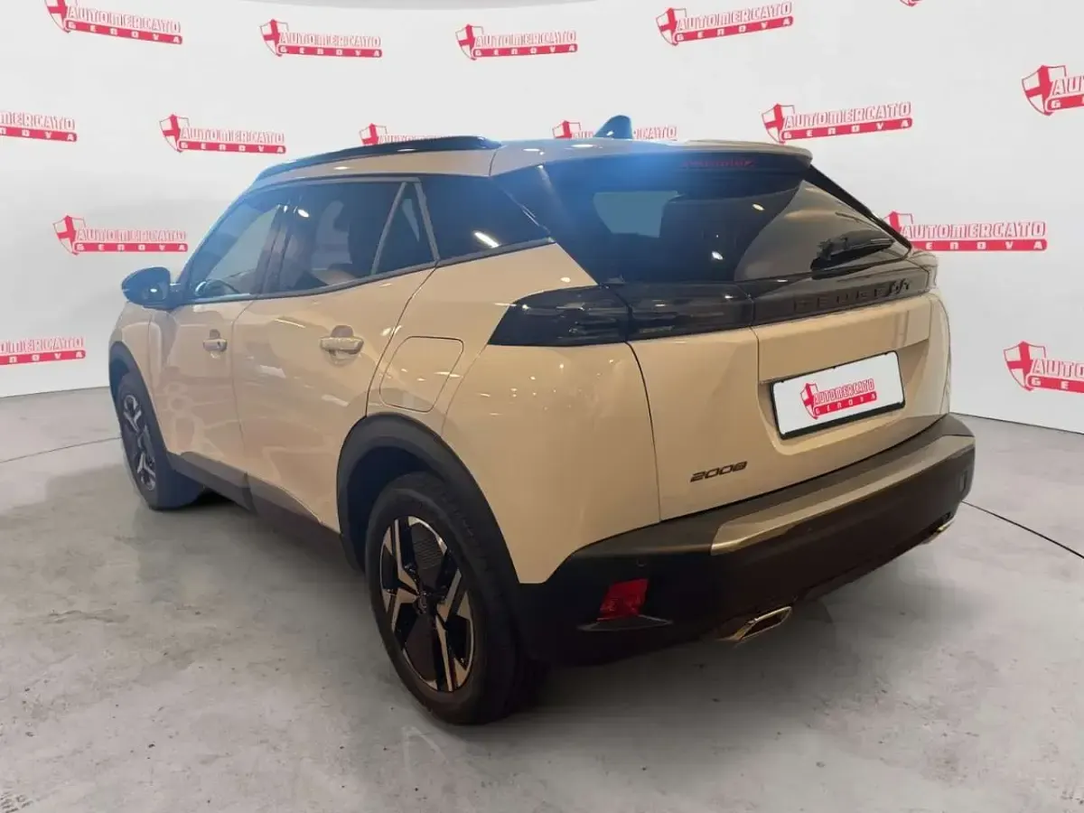 Usata Peugeot 2008 Allure 131 CV (96 kW) 2025 Bianco SUV