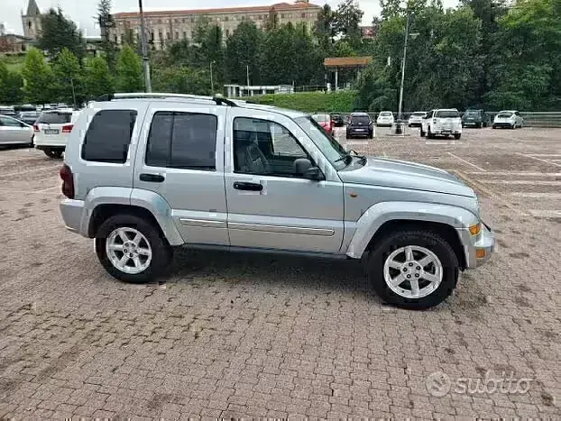 Usata Jeep Cherokee 163 CV (119 kW) 2008 Grigio SUV