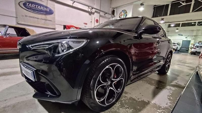 Nero vulcano Usata 2021 Alfa Romeo Stelvio Veloce SUV | 28.998 € (Buon prezzo) - Immagine 1/4