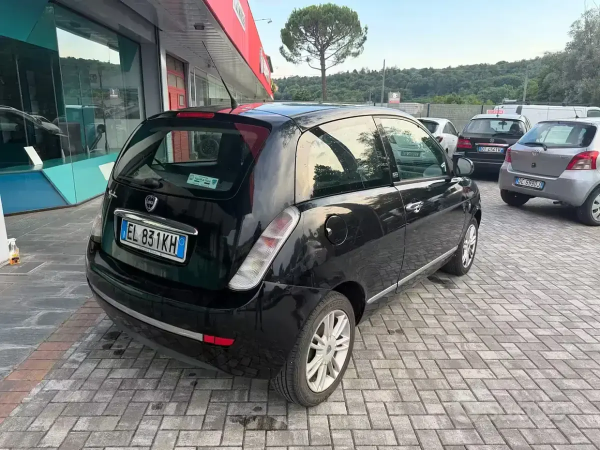 Usata Lancia Ypsilon 69 CV (50 kW) 2012 Nero Utilitaria