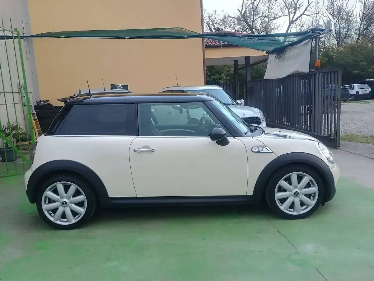 Usata Mini Cooper S 174 CV (127 kW) 2009 Argento Utilitaria