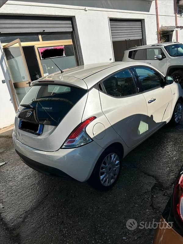 Begagnad Lancia Ypsilon 95 HK (69 kW) 2012 Vit Halvkombi