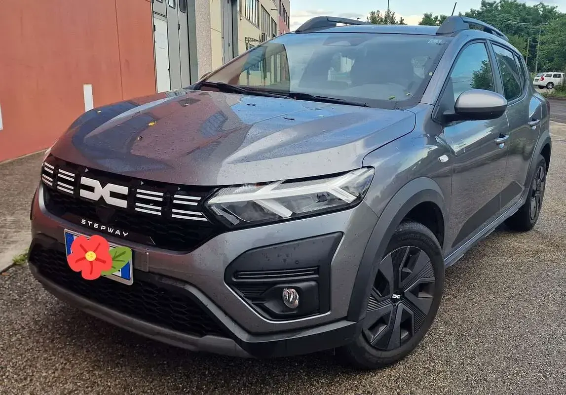 Usata Dacia Sandero Essentiel 101 CV (74 kW) 2024 Grigio Berlina