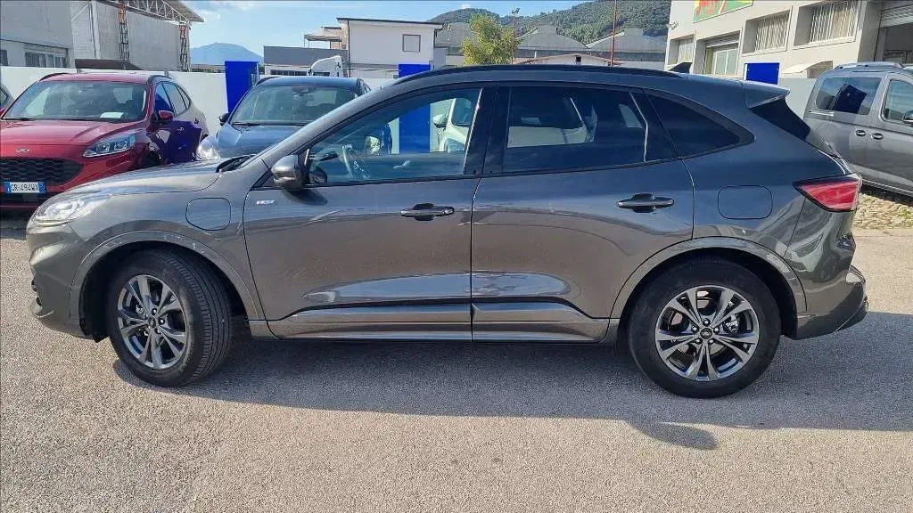 Usata Ford Kuga ST-Line X 225 CV (165 kW) 2023 Grigio metallizzato SUV