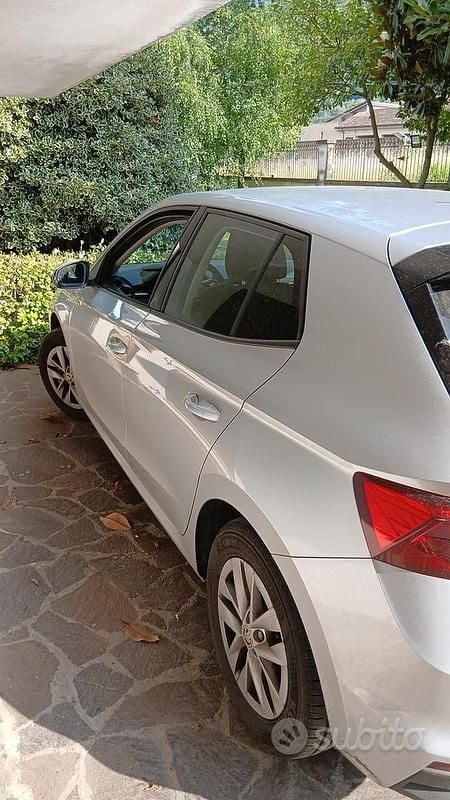 Grigio Usata 2023 Skoda Fabia Ambition Due volumi | 13.000 € (Ottimo prezzo) - Immagine 1/4
