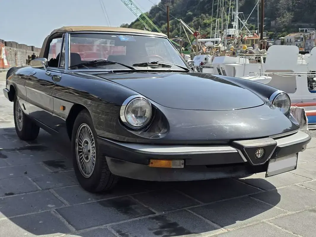 Begagnad Alfa Romeo Spider Veloce 128 HK (94 kW) 1983 Svart Cab