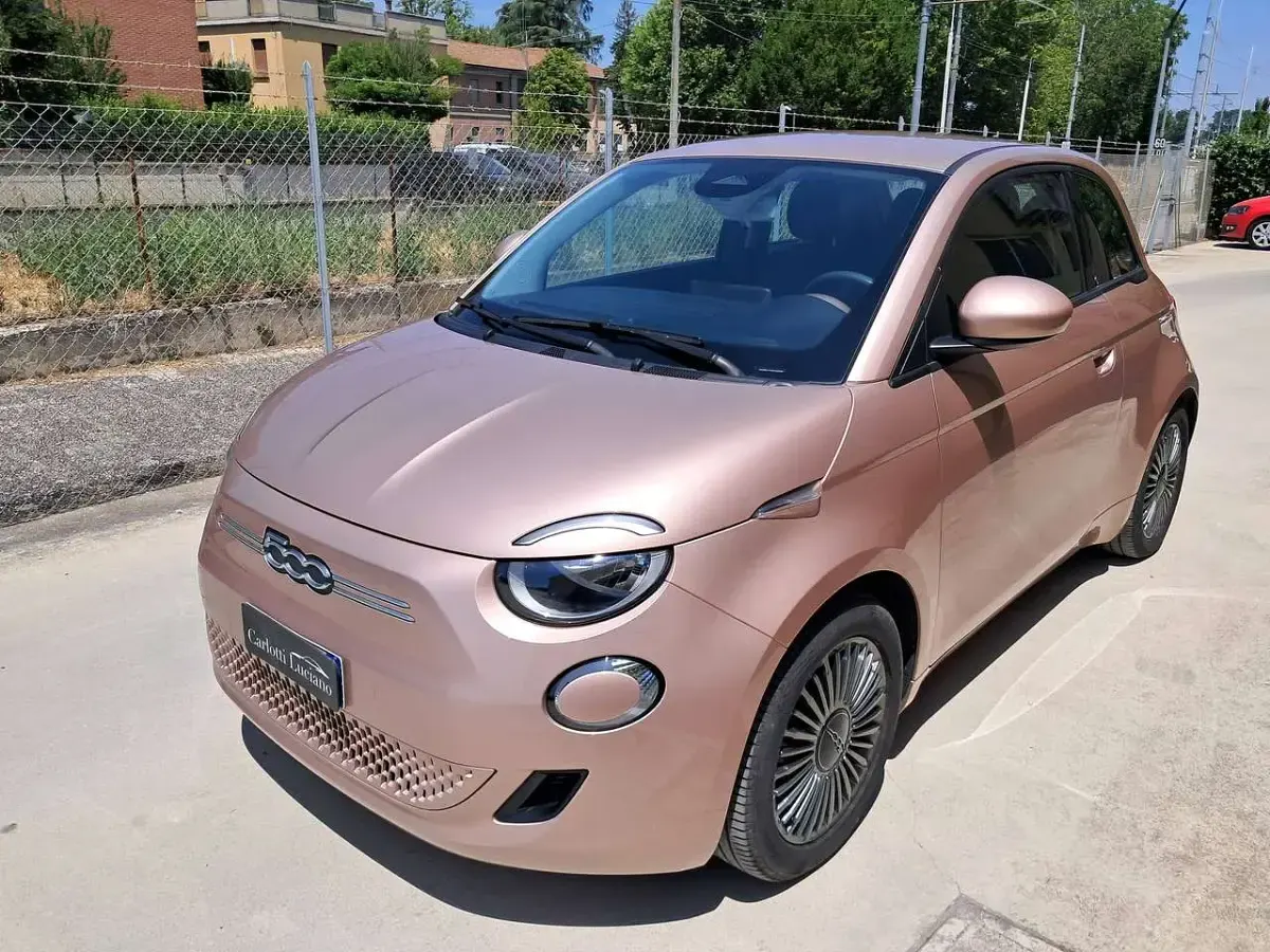 Usata Fiat 500e Icon 42 kW (58 CV) 2022 Lilla Utilitaria