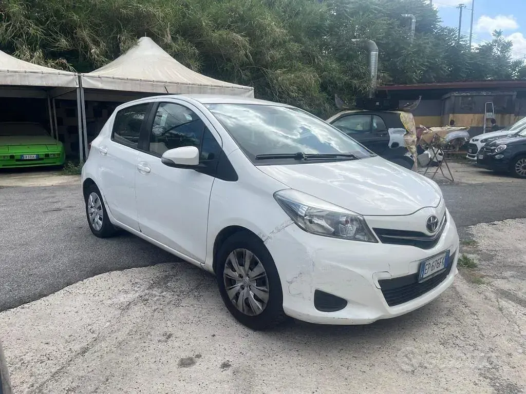 Begagnad Toyota Yaris Active 69 HK (50 kW) 2012 Vit Halvkombi