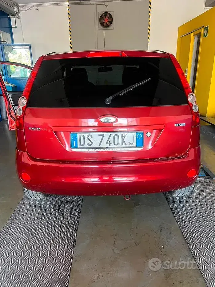 Usata Ford Fiesta 68 CV (50 kW) 2008 Rosso Utilitaria