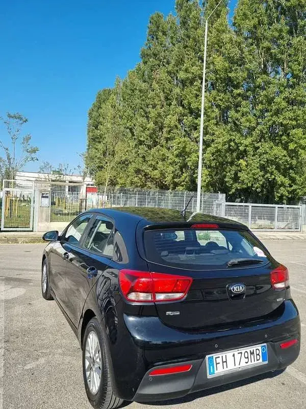 Usata Kia Rio Active 77 CV (56 kW) 2017 Nero Berlina