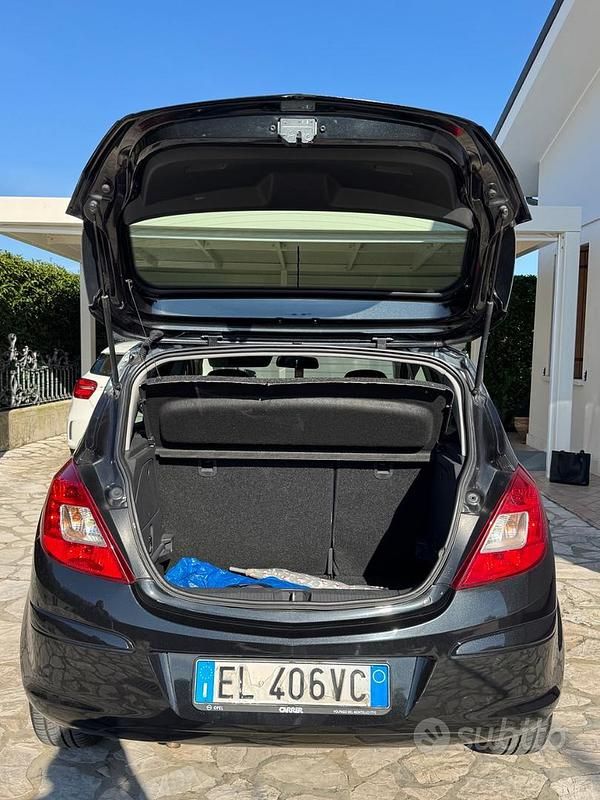 Usata Opel Corsa 86 CV (63 kW) 2012 Nero Berlina