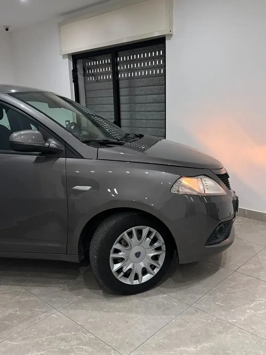 Usata Lancia Ypsilon 69 CV (50 kW) 2015 Grigio Utilitaria