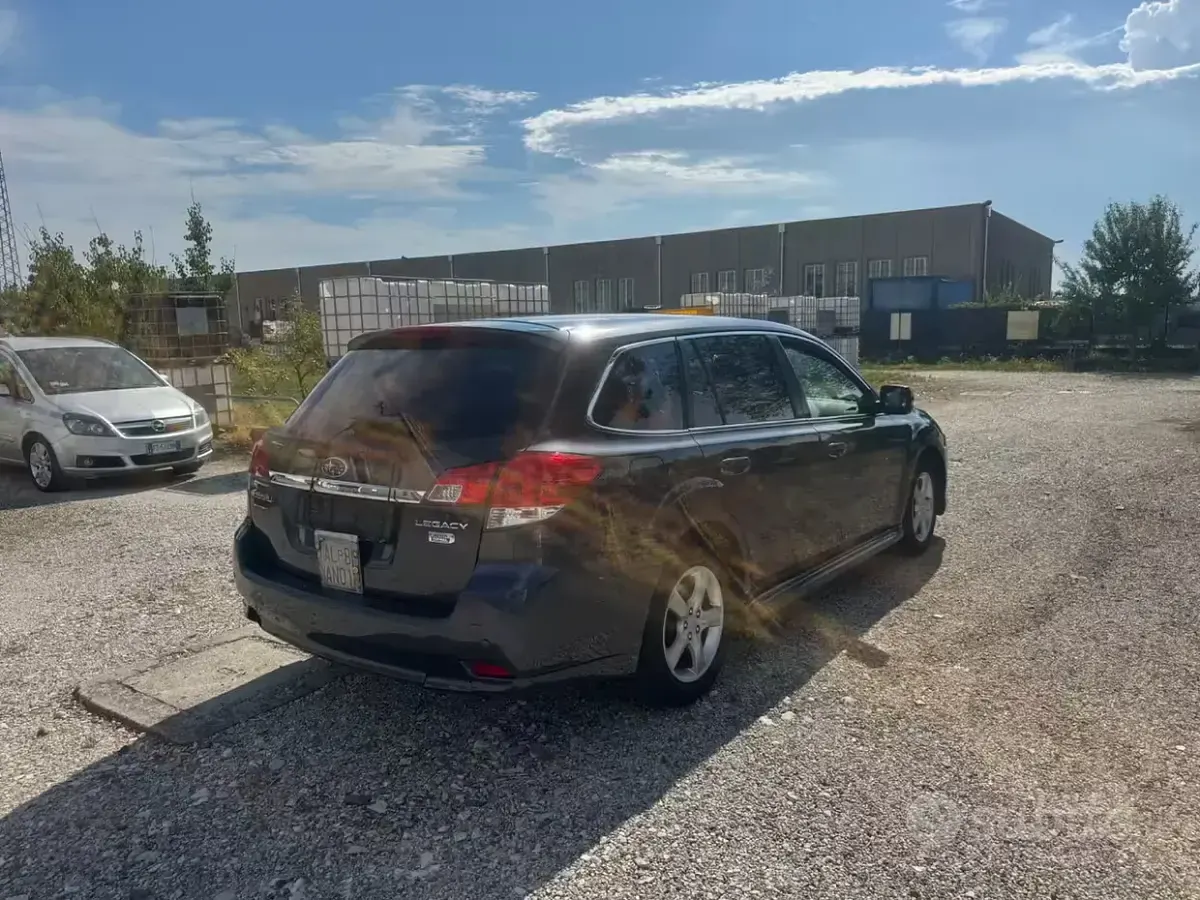 Usata Subaru Legacy Trend 150 CV (110 kW) 2011 Grigio Station wagon