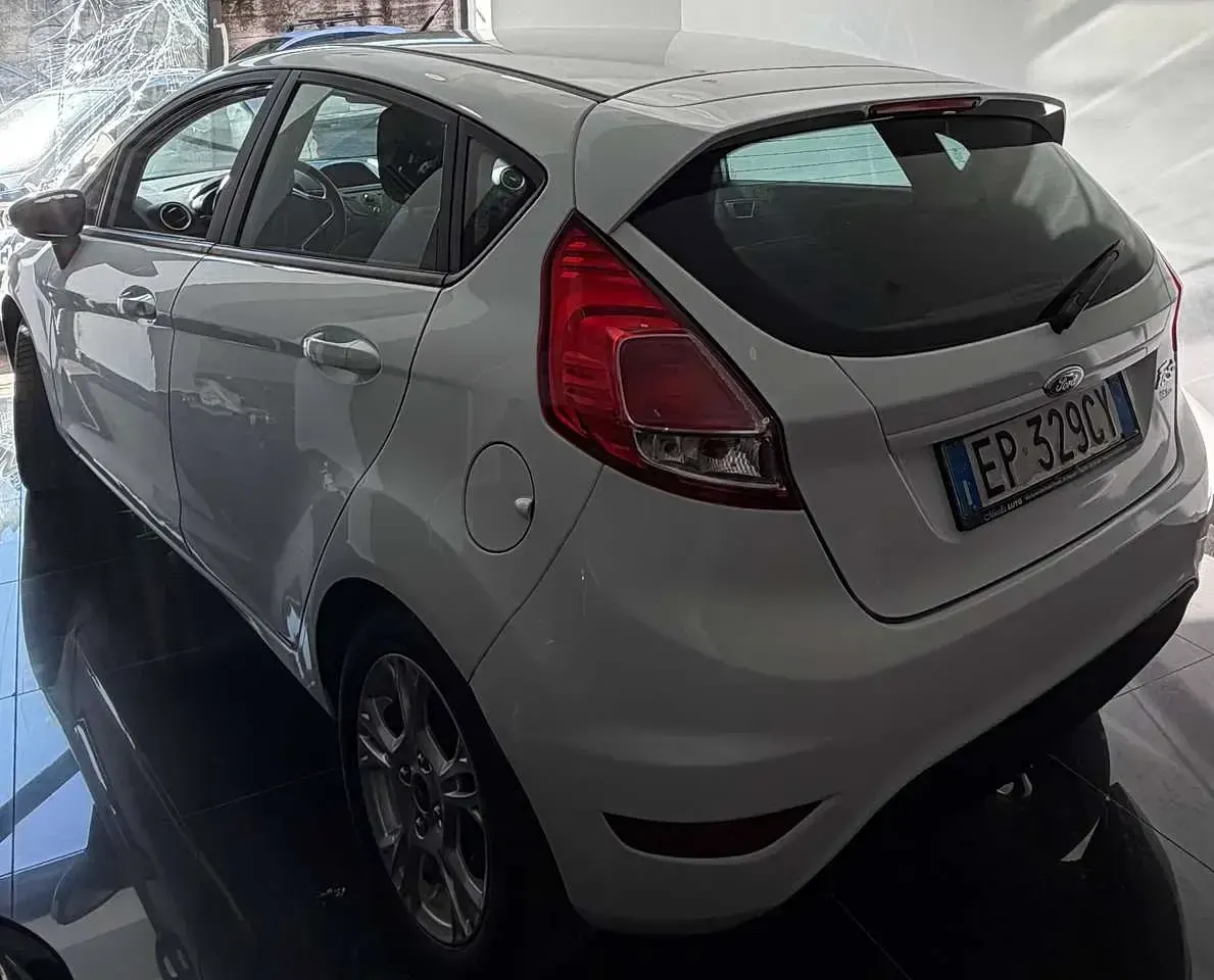 Usata Ford Fiesta Titanium 60 CV (44 kW) 2013 Bianco Berlina