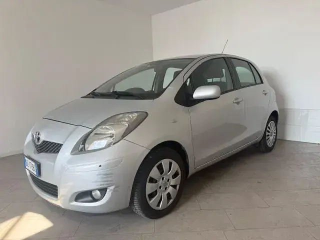 Usata Toyota Yaris Luxury 69 CV (50 kW) 2010 Argento Utilitaria
