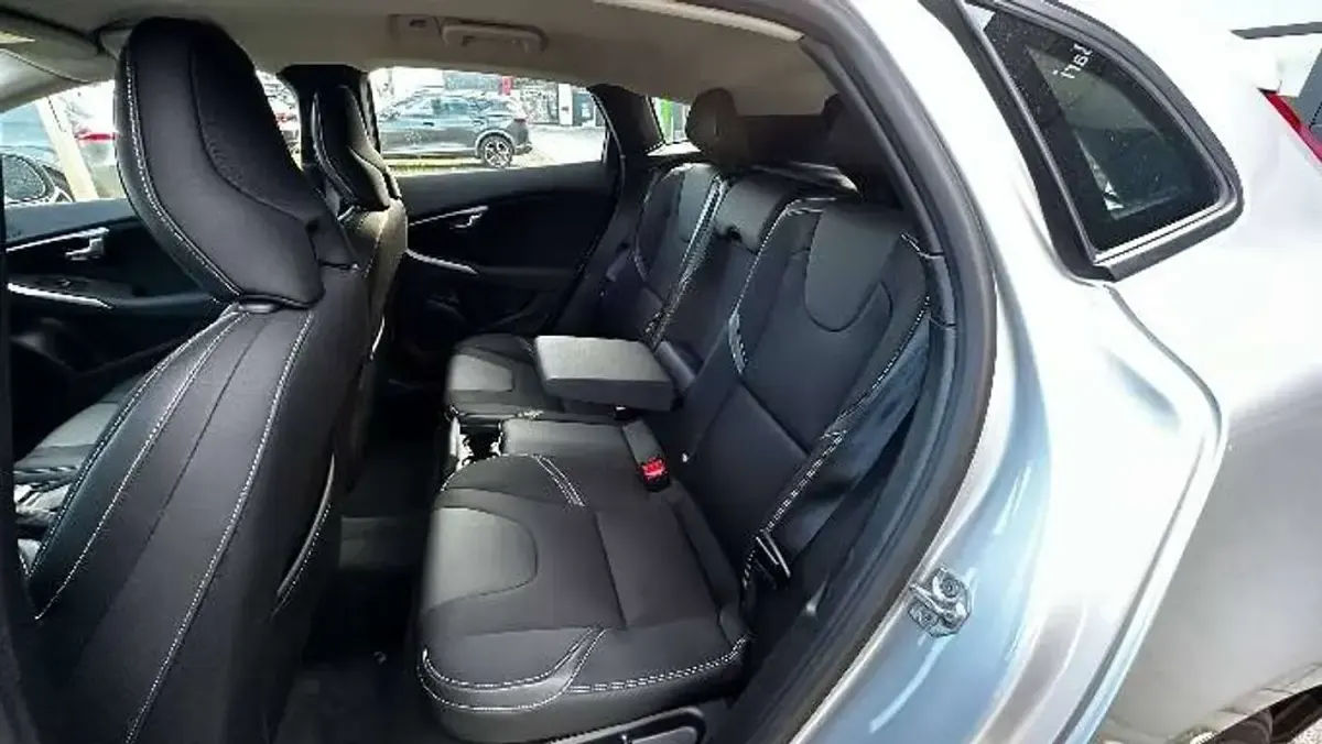 Usata Volvo V40 Business Edition 120 CV (88 kW) 2019 Argento Berlina