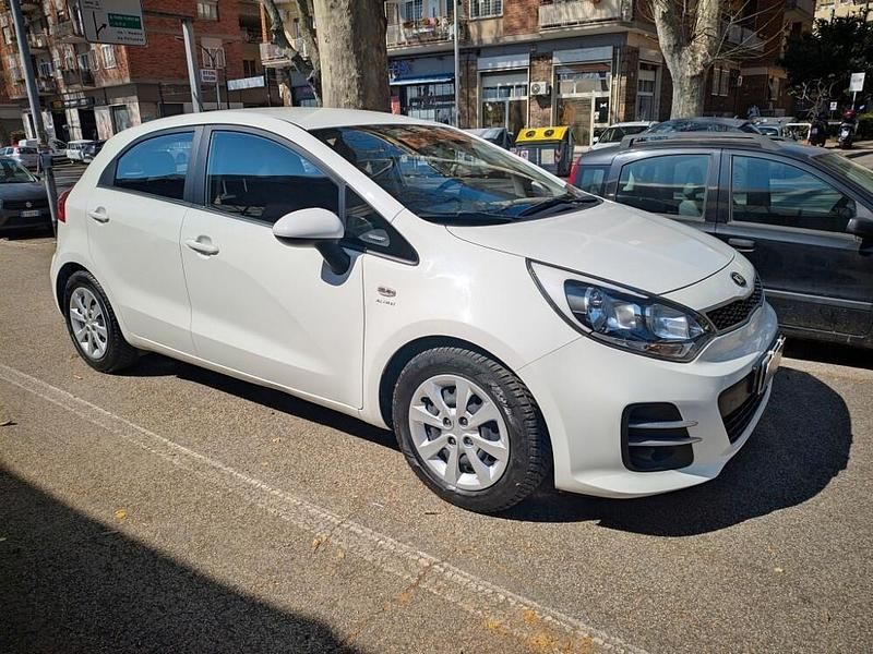 Usata Kia Rio 84 CV (61 kW) 2016 Bianco Utilitaria