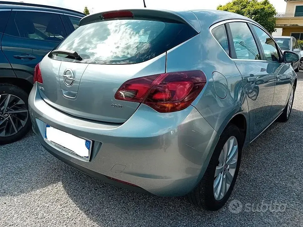 Käytetty Opel Astra Cosmo 110 HP (80 kW) 2010 Harmaa Sedan