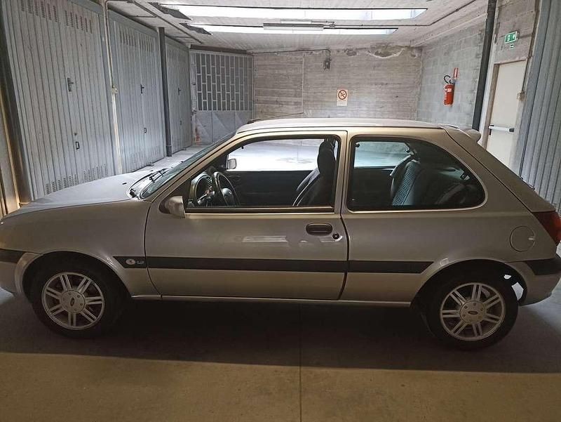 Usata Ford Fiesta Zetec 75 CV (55 kW) 2001 Argento Berlina