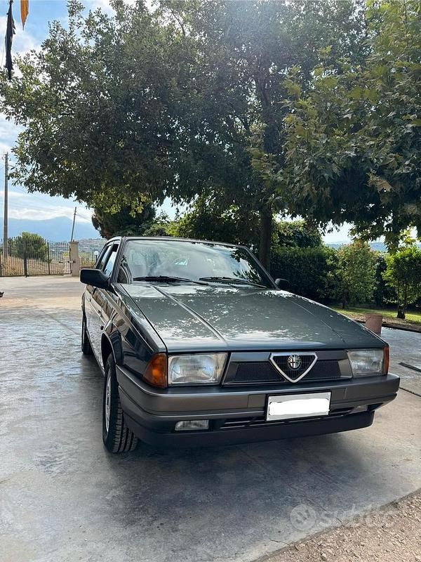 Usata Alfa Romeo 75 110 CV (80 kW) 1989 Grigio Berlina