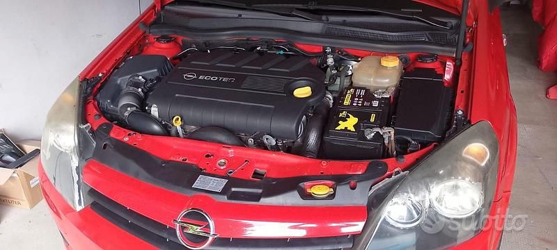 Rosso Usata 2006 Opel Astra GTC Coupé | 2100 € (Buon prezzo) - Immagine 1/4