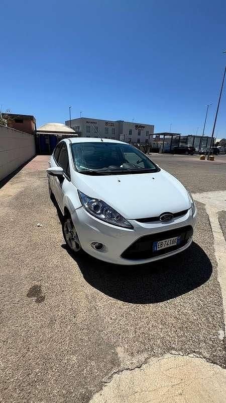 Usata Ford Fiesta Titanium 82 CV (60 kW) 2009 Bianco Berlina