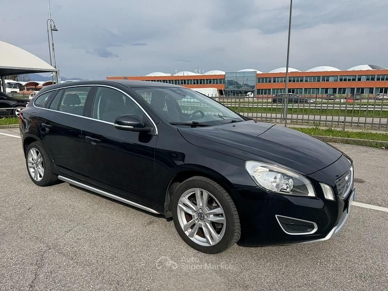 Usata Volvo V60 Momentum 136 CV (100 kW) 2013 Black sapphire Station wagon