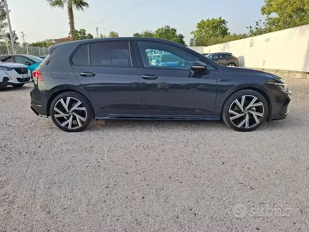 Usata VW Golf VIII R-line 131 CV (96 kW) 2024 Grigio Berlina