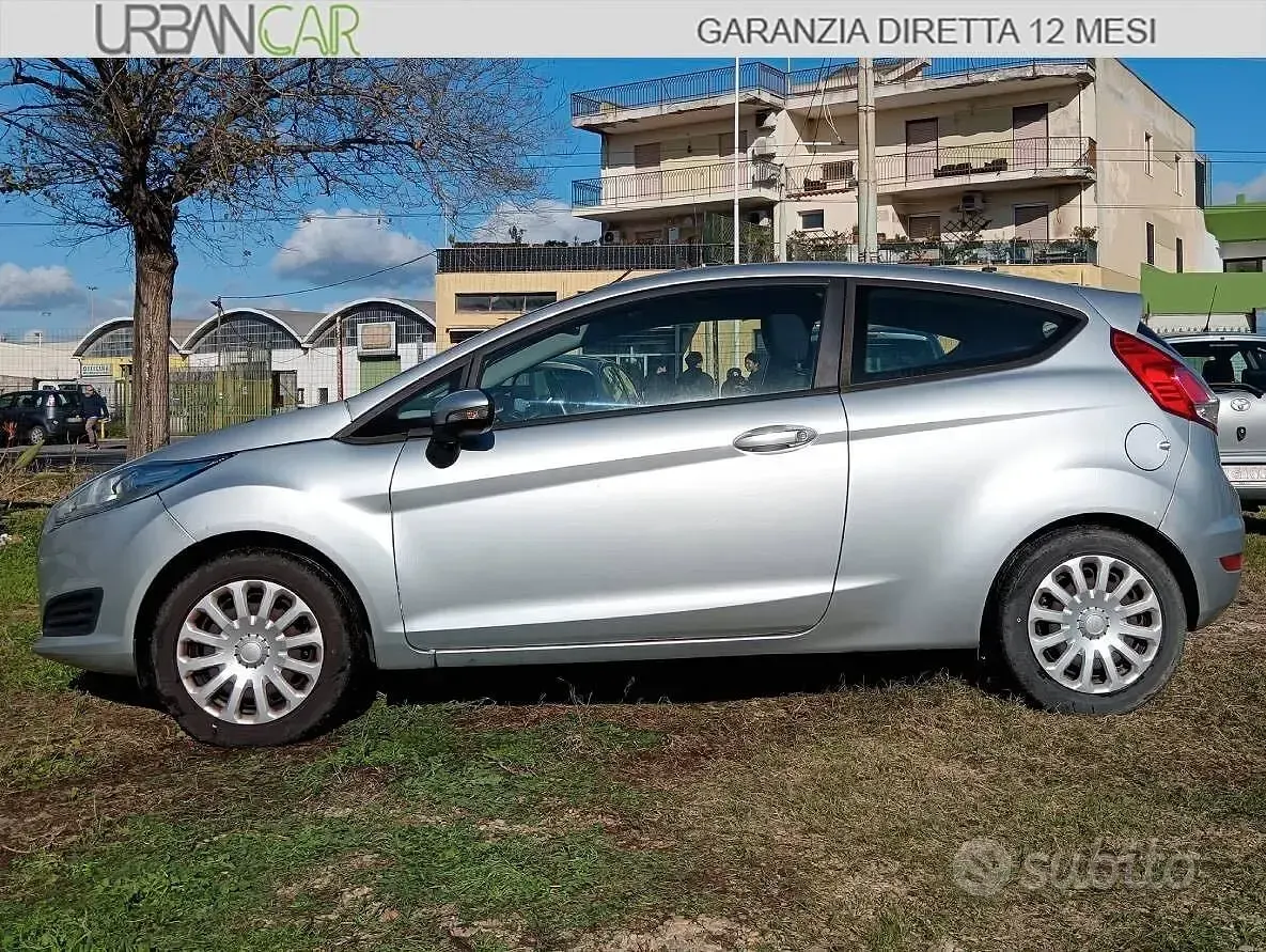 Usata Ford Fiesta 75 CV (55 kW) 2013 Grigio Berlina