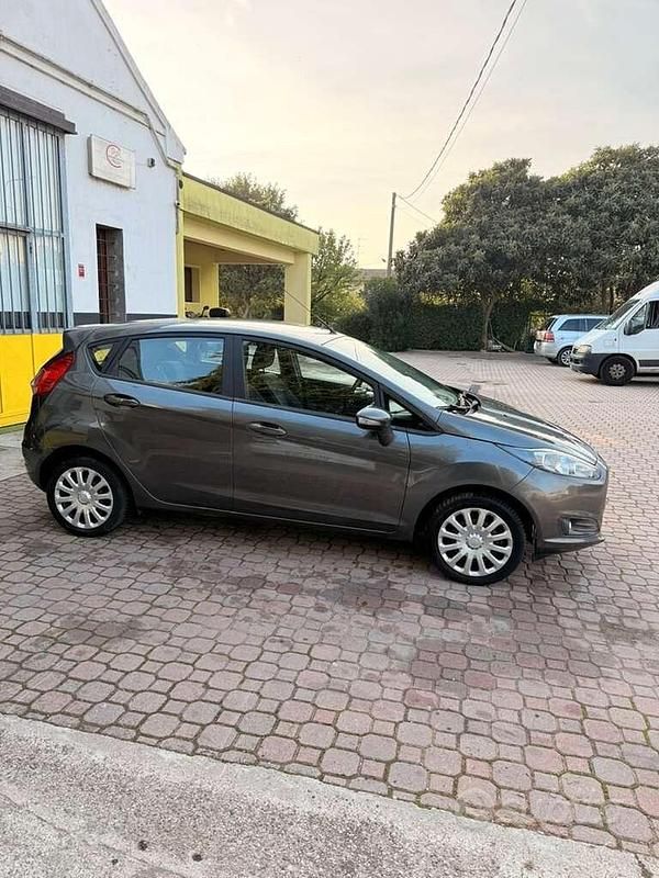 Usata Ford Fiesta 95 CV (69 kW) 2017 Grigio Utilitaria