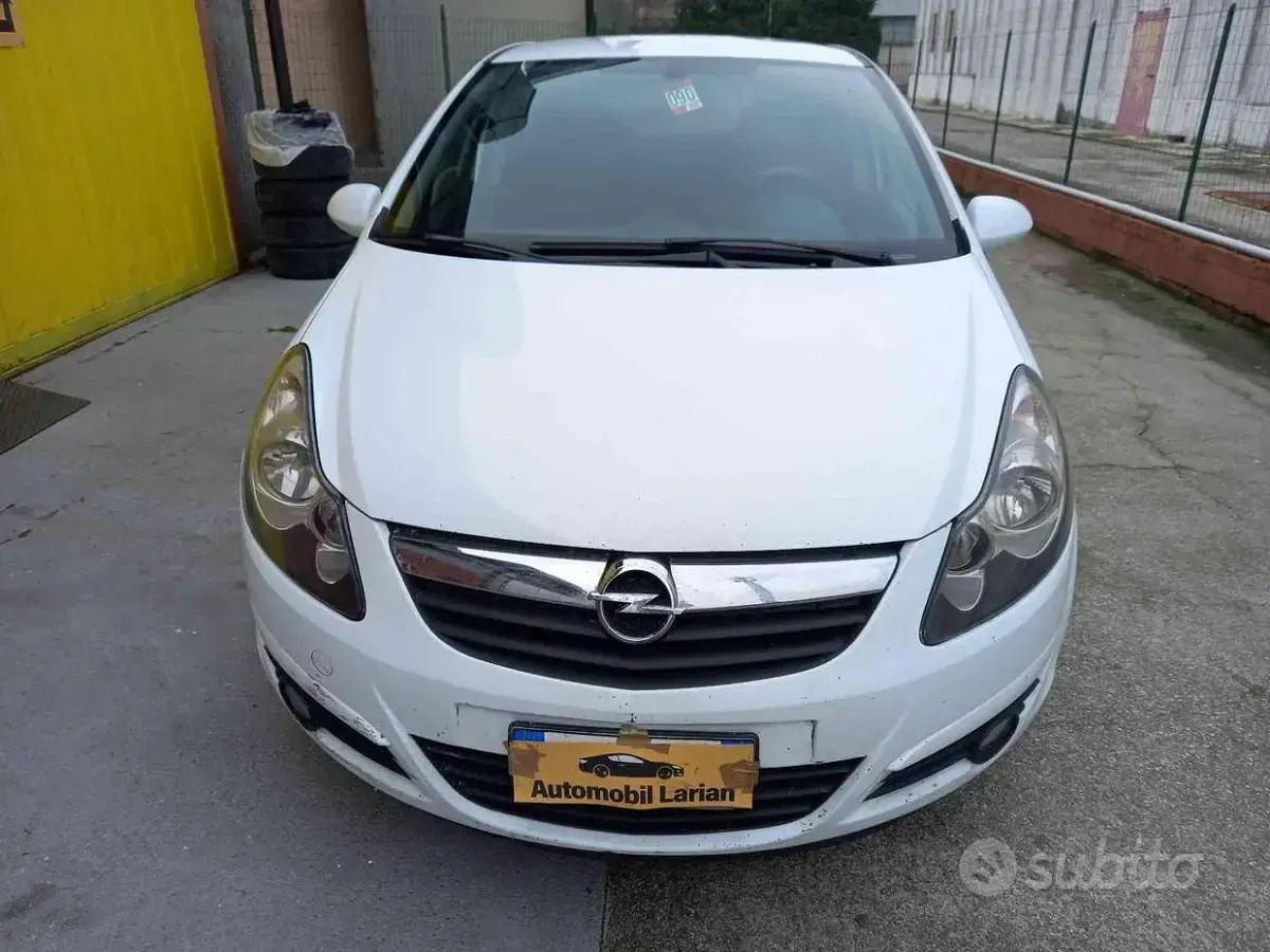 Usata Opel Corsa Edition 75 CV (55 kW) 2010 Bianco Utilitaria