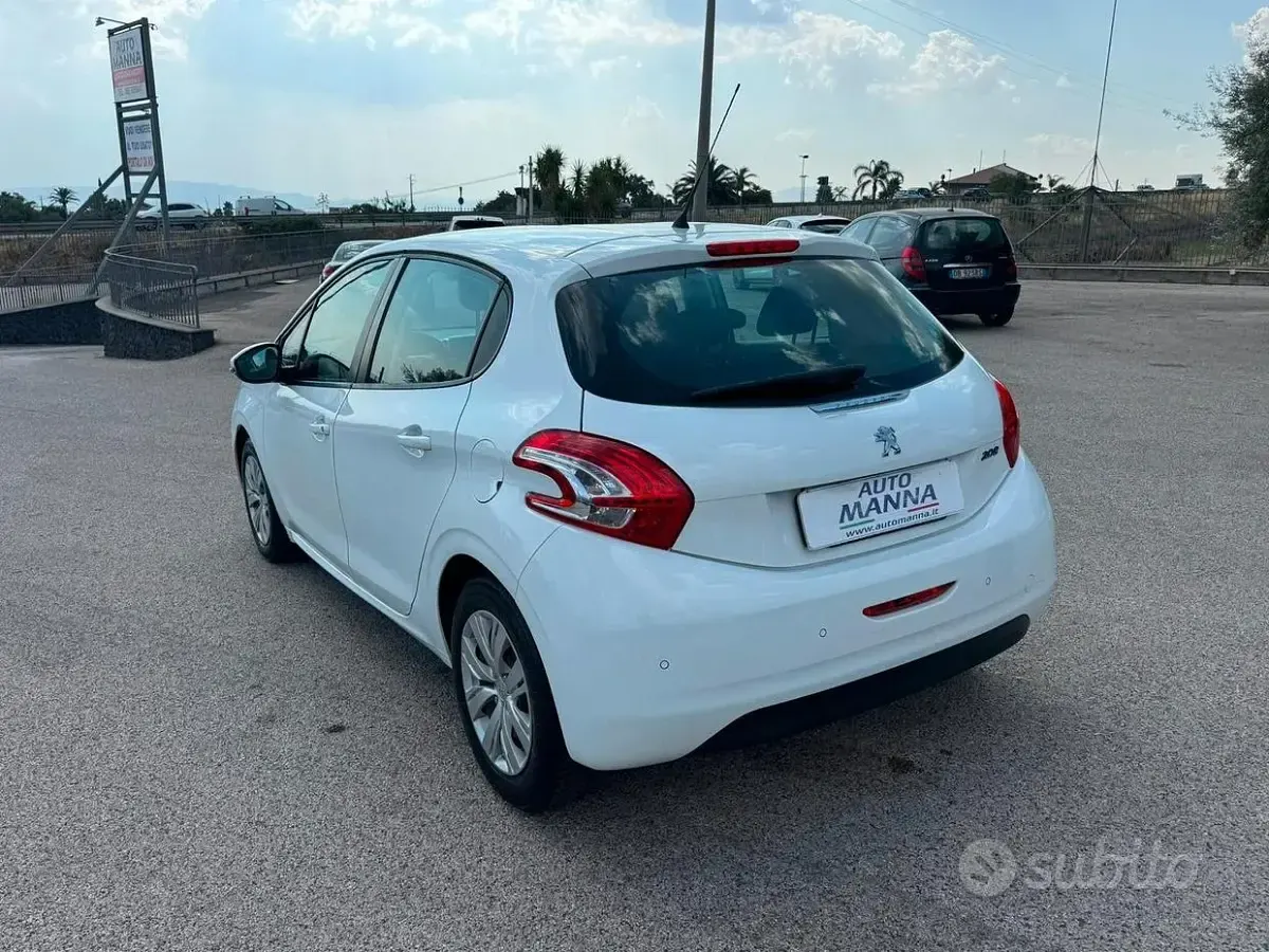 Usata Peugeot 208 68 CV (50 kW) 2015 Bianco Utilitaria