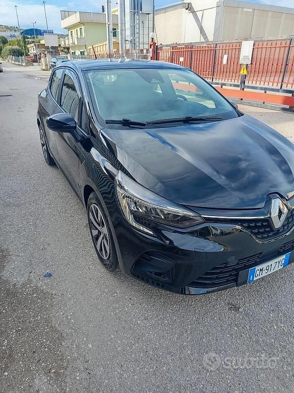 Używany Renault Clio V 100 KM (73 kW) 2023 Czarny Hatchback