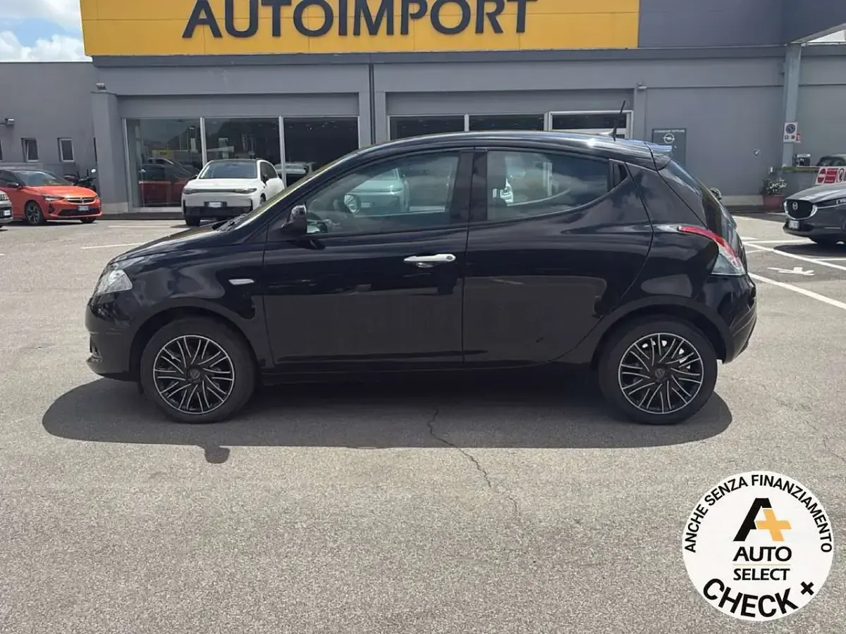 Usata Lancia Ypsilon 69 CV (50 kW) 2024 Nero Utilitaria