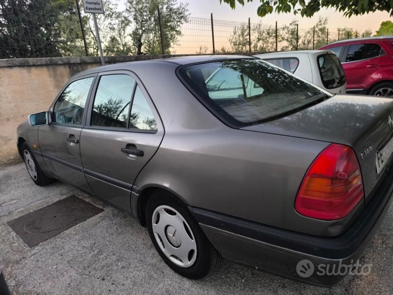 Usata Mercedes C180 Classic 1993 Grigio Berlina