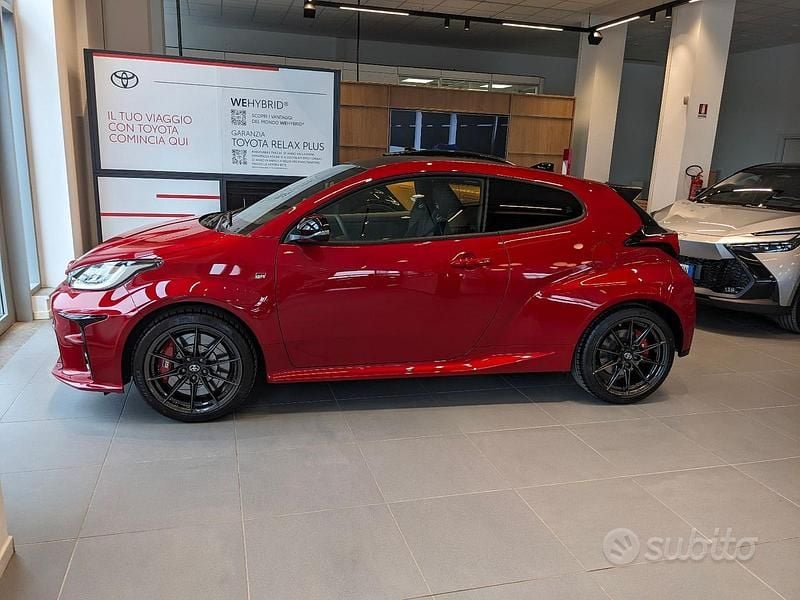 Usata Toyota Yaris 261 CV (191 kW) 2024 Rosso Utilitaria