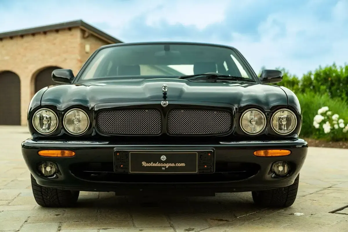 Usata Jaguar XJR 363 CV (266 kW) 2000 Nero Berlina