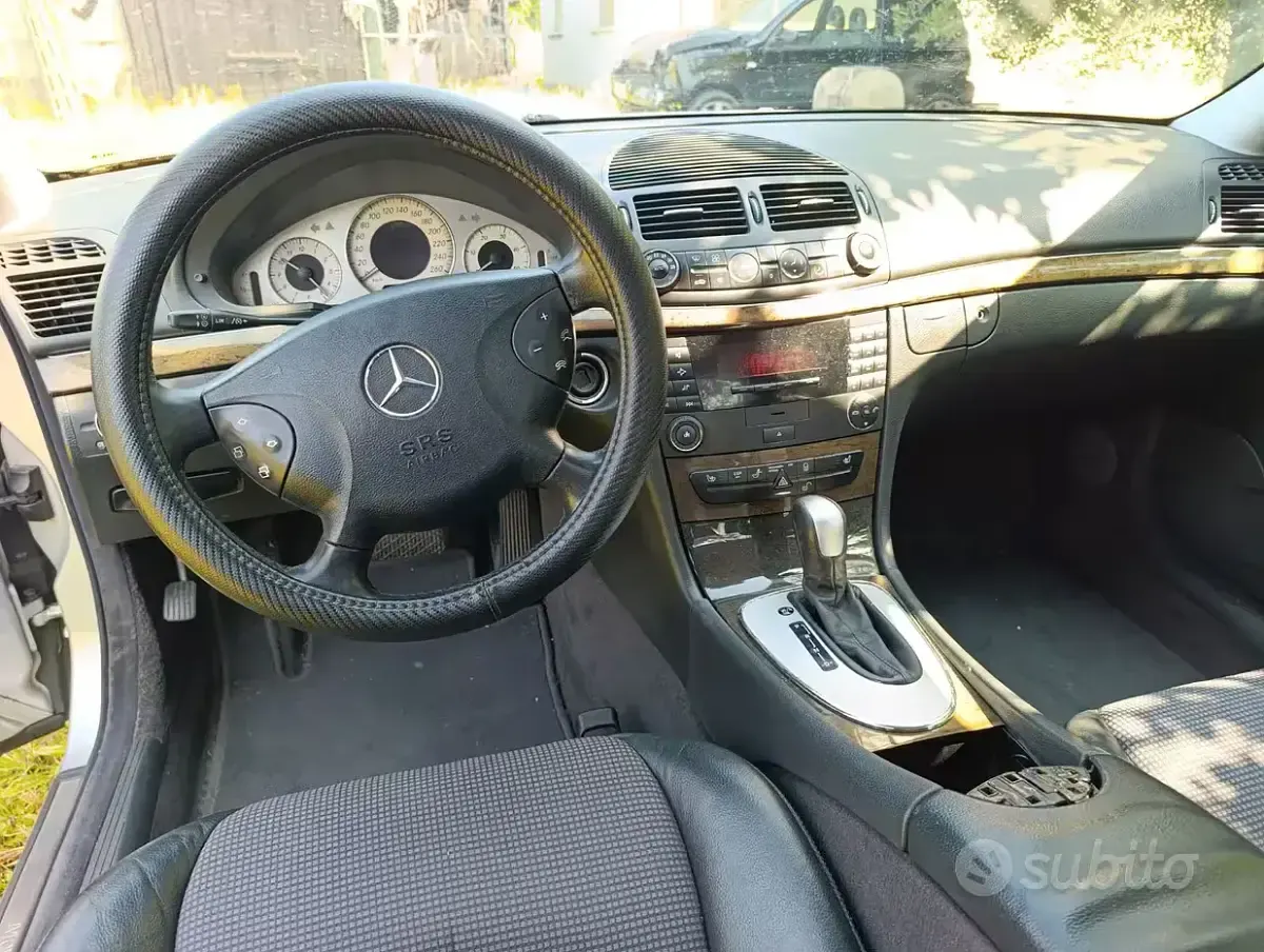 Usata Mercedes E220 150 CV (110 kW) 2002 Grigio Berlina