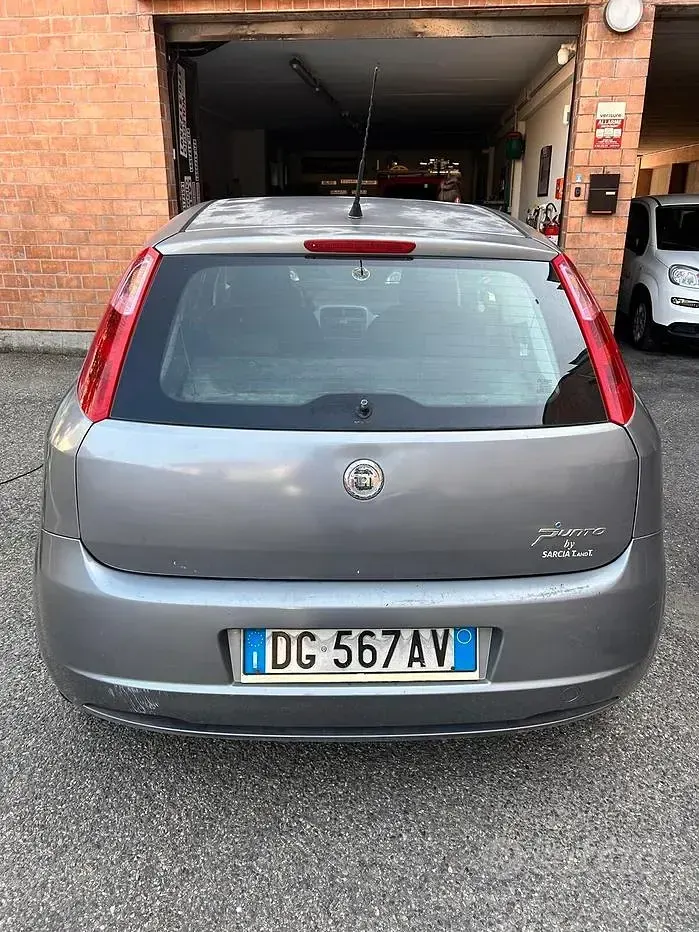 Usata Fiat Grande Punto Dynamic 65 CV (47 kW) 2007 Grigio Utilitaria